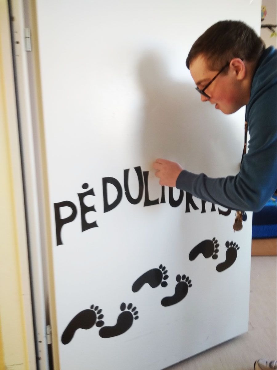 Read more about the article Socialinės globos padalinio grupės projektas – „Pėduliukas“