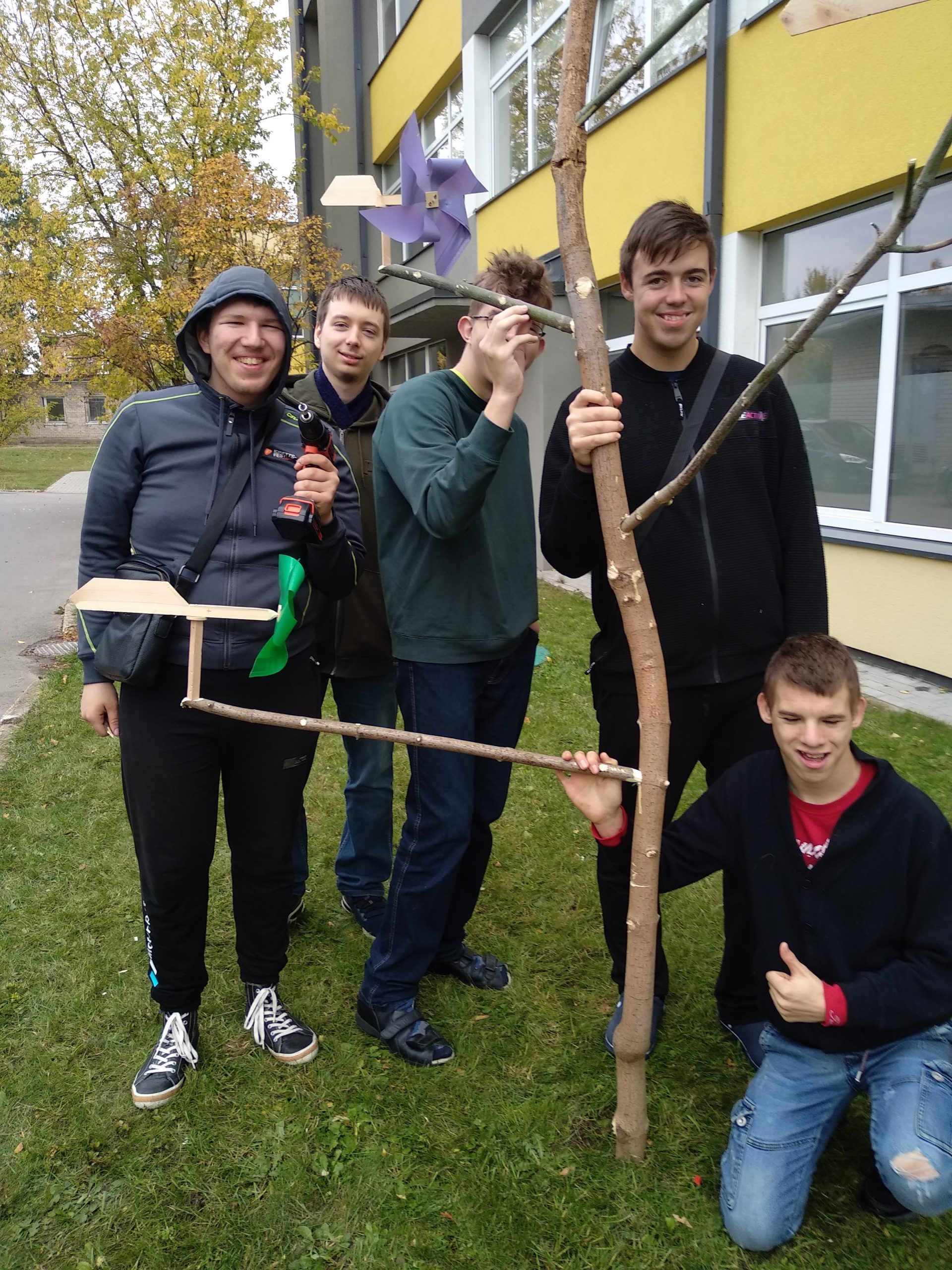 Read more about the article Projektas „Vėjo malūnėlių medis”